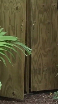 Ten gość ssie swoich kumpli w glory hole