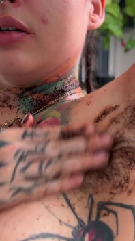 Ragazza alternativa con ascelle pelose