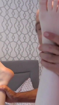 Mia Evans wil dat opa Marcello haar 's ochtends neukt bij opa