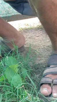 Pisse bite noire, un Indien baise dans la nature