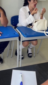 Mara arrive toujours tard dans la salle de classe et se tape le prof pour la faire partir