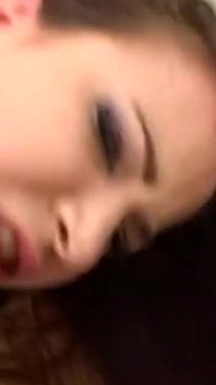 쪼이는 보지로 그를 유혹하고 존나게 따먹히는 발정난 갈색 머리