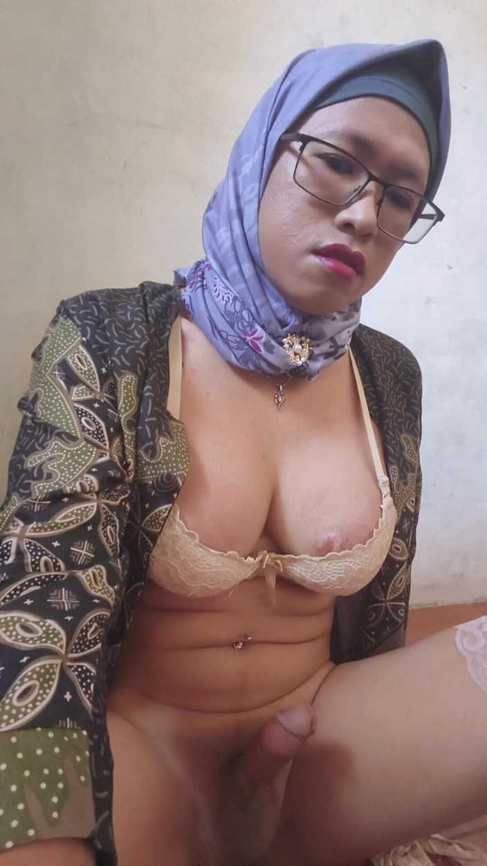 Mitha Zhe: Waria berhijab lagi menghukum pantatnya dengan dildo ukuran raksasa