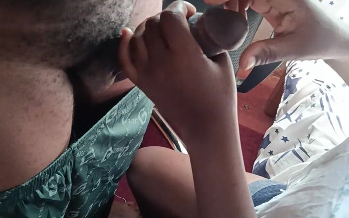 Kenyan Dick: Une fille noire sexy joue avec son copain, bite bien...