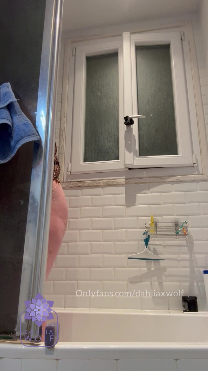 Dahlia Wolf: Kamera v koupelně sexy sólo sprcha v Paříži