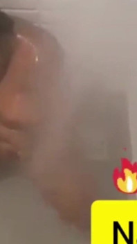 Wanita semok lagi asik mandi