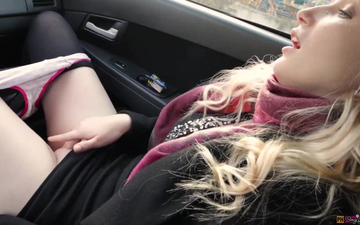 Stacy Sweet: Збуджена тінка мастурбує пизду і голосно стогне в машині
