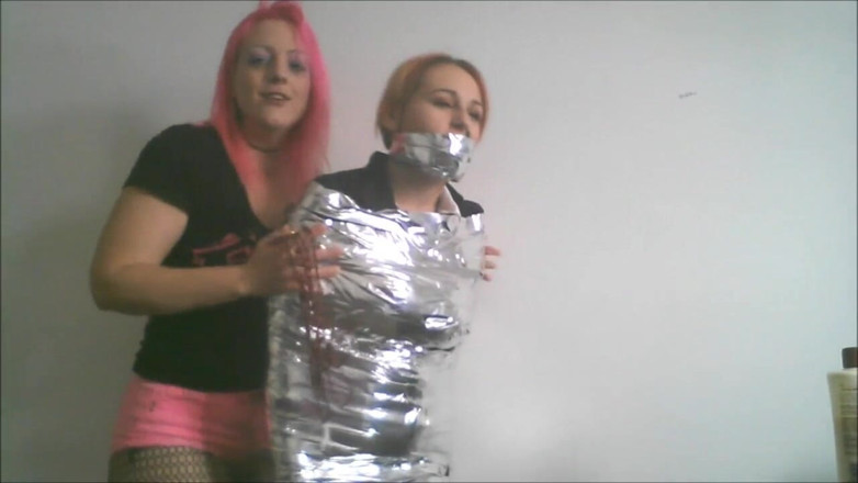 Selfgags classic: Mumificând-o pe Kandy!
