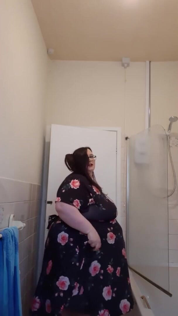 SSBBWLadyBrads: SSBBW provoca prima della doccia