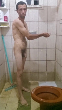 Tvrdě se sprchuji a honím si, dokud se neudělám