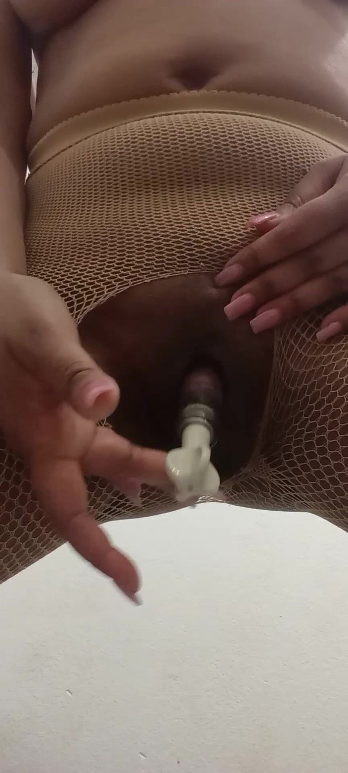 Leather and latex: Velký klitoris napumpovaný a dildo