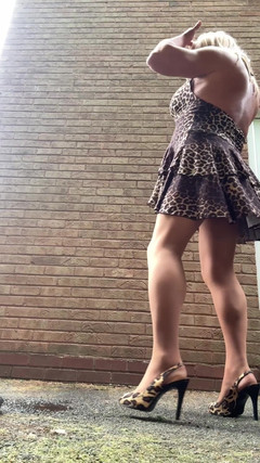 Kellycd2022: Crossdresser seksi Kellycd2022 dalam Pakaian Cetakan Leopard Belakang Dan Tumit...