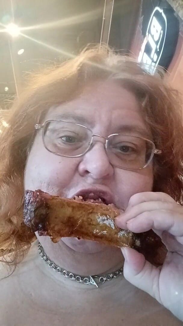 BBW nurse Vicki adventures with friends: Deliciosa cena de costilla en la vieja tienda de barbacoa