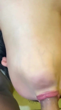 Un pompino al ricco cazzo del mio amico di scuola