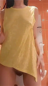 Mama sexy este obraznică în baie și ejaculează rapid sub porno, buze mari într-o tufă blană - Ginnagg