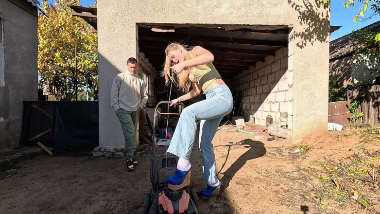 HotPrincessUA: Blue Clogs &amp; Cold Mower Cranking Struggle After Winter