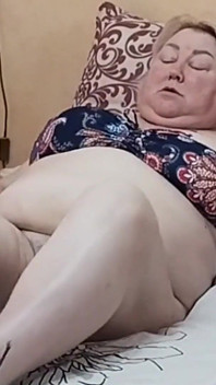 お義母さんは夜な夜なオナニーをしたり巨乳を揉んだり
