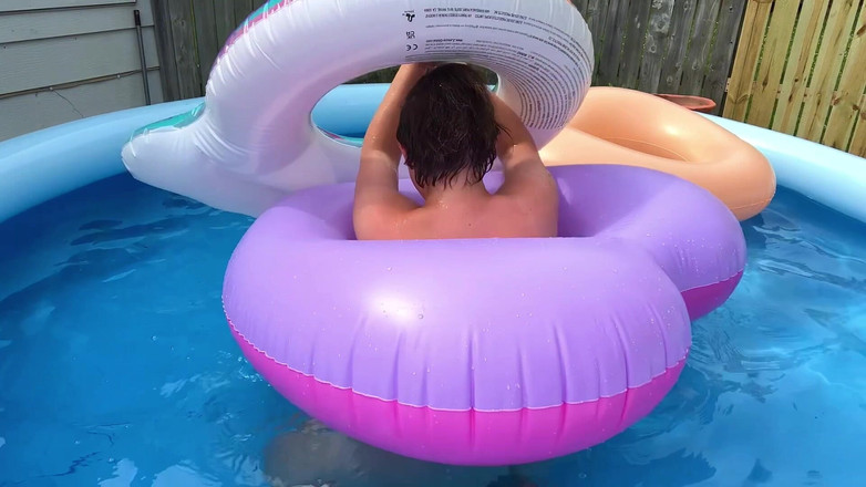 DollBabyLynn: Prea multe tuburi piscina! Distracție în aer liber cu Looner