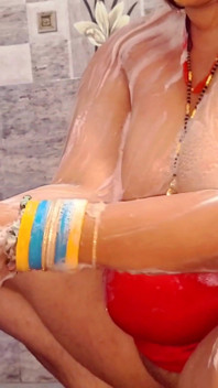 Une bhabhi sexy se baigne, MMS viral après avoir joué à holi.