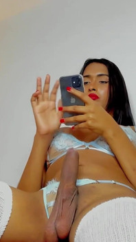 Carmina Khourmy Jacks Jej kutas off podczas noszenia seksownej bielizny!