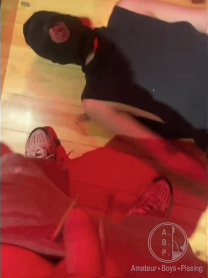 AmateurBoysPissing: Amador garoto mijando em um copo seguro na boca do...