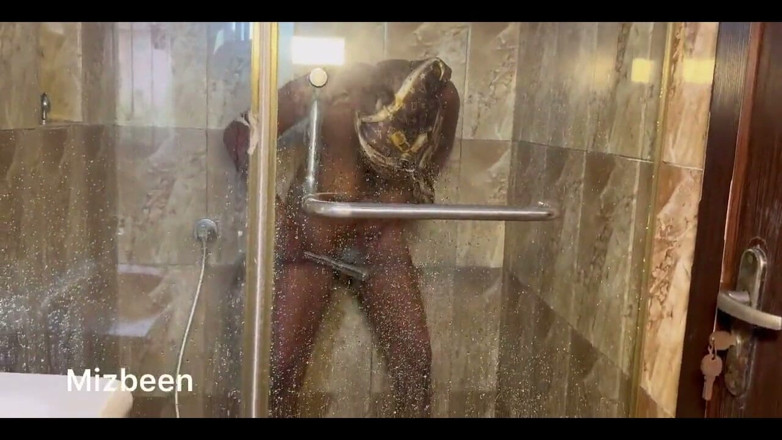 Miz-been: Erotic Bathing with Anal Plug