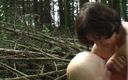 Mature NL: 在树林里被一个戴面具的人操