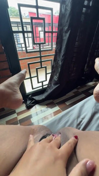 Sayang, kapan hari seseorang menatapku melalui jendela dan datang untuk meniduriku tanpa mengatakan apa-apa