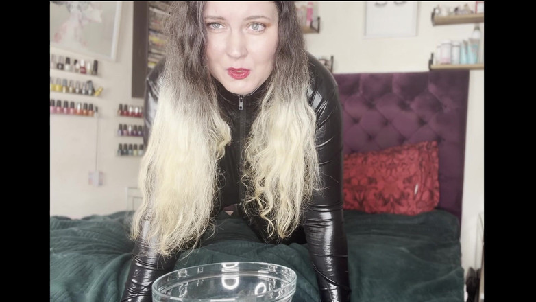 MissFFW: Miss ffw prende un piscio enorme indossando un vestito da...