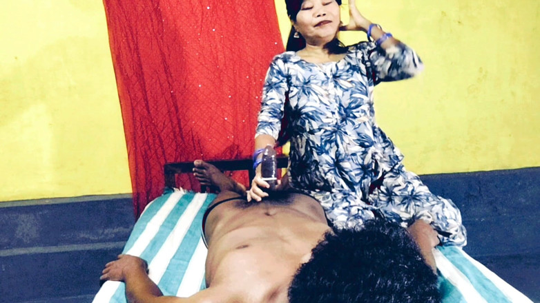 Ayesha_MirzaXPro: 因为女士一个人在家，她和她的仆人做爱