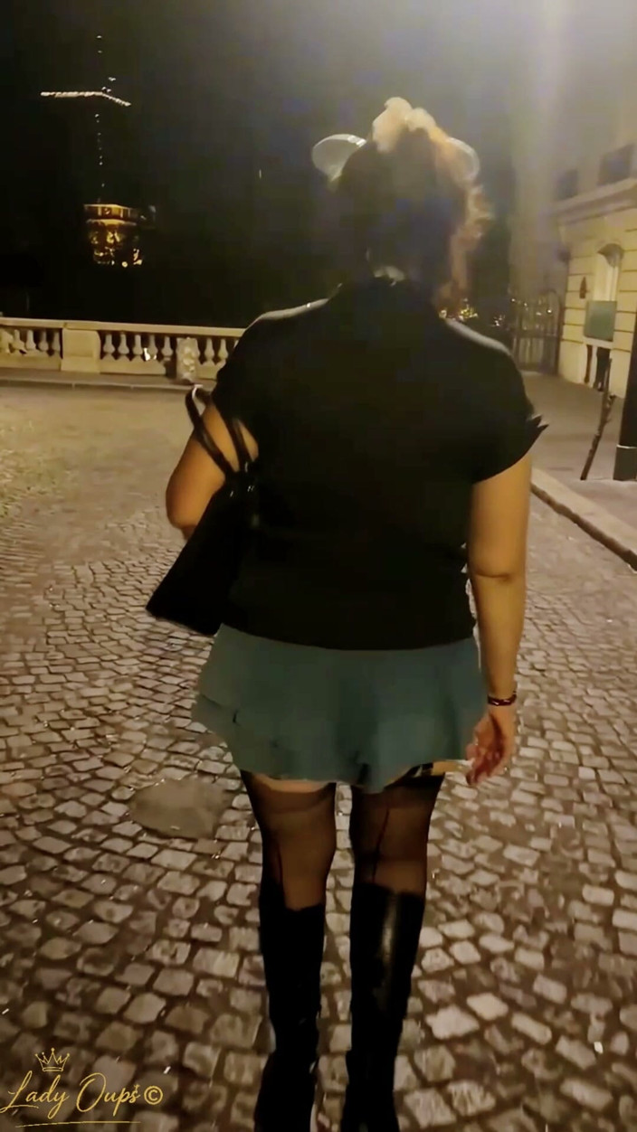 Lady Oups: Mă plimb prin Paris într-o micro fustă cu dop anal, chiar în...