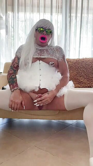 slinnkee: Banci jalang Holly Hore menyentak batang bancinya di sofa