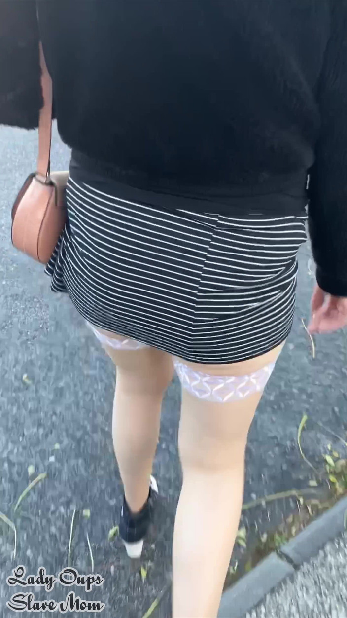 Lady Oups: Procházka po ulici v mikro sukni, kolíku a otrocký límec