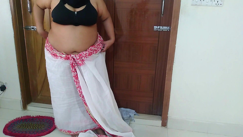 Aria Mia: Milfka desi sexy kamarádky uklízela dům, když ji soused viděl...
