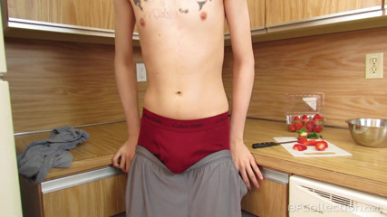 BoyFun Solo: Seksi twink mutfakta sert yarak pişiriyor