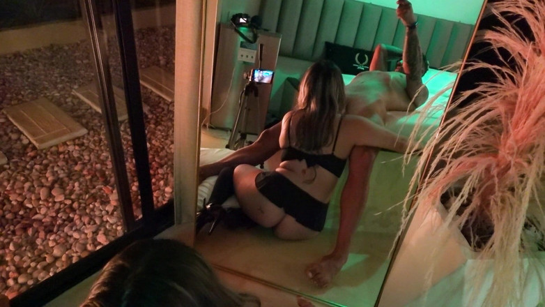 LunaBigBooty: 大きなお尻のメイドが上司に大きなフェラチオをする