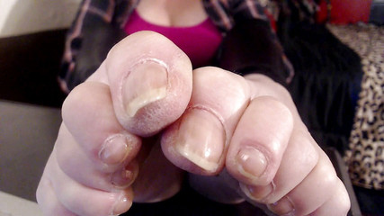 Abby Anna: Detailní záběr na dlouhé skutečné nehty