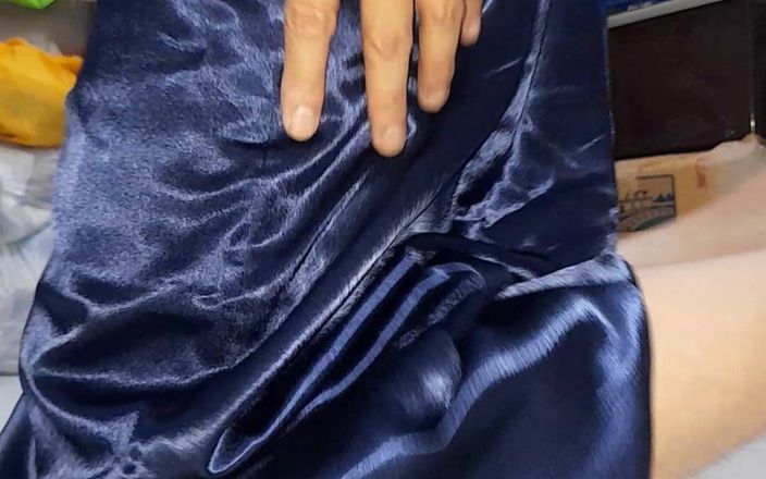 Naomisinka: Un travesti asiatique se masturbe et éjacule dans une longue robe...