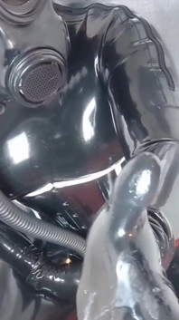 Černý latex a nová plynová maska