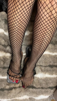 Netz in schuhen mit offenem zehen und rotem Nagellack