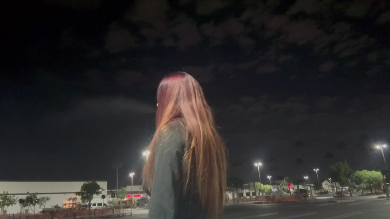 Artemisia Love: 늦은 밤 흡연자 연기에서 밖에서 흡연하는 이탈리아 긴 머리