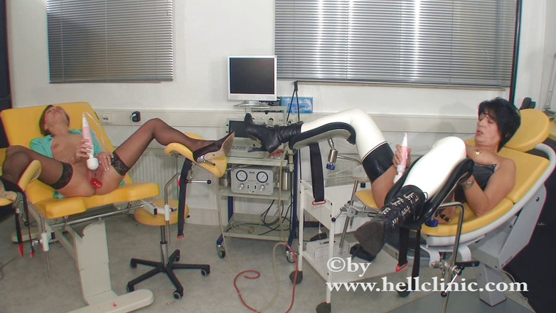 Rubber & Clinic Studio - 1ATOYS: Deux salopes avec des concombres et des saucisses se font...