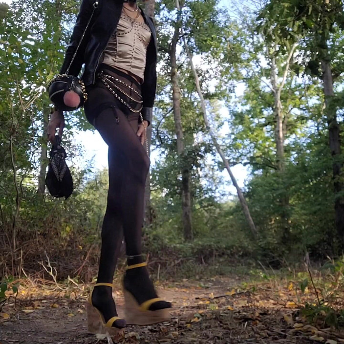 VaneSsa BiTCHx: Plimbare prin pădure
