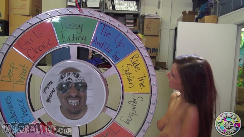 Immoral Live: Taze yeni porno yıldızı Whitney Westgate sert bir yarağı emmek...