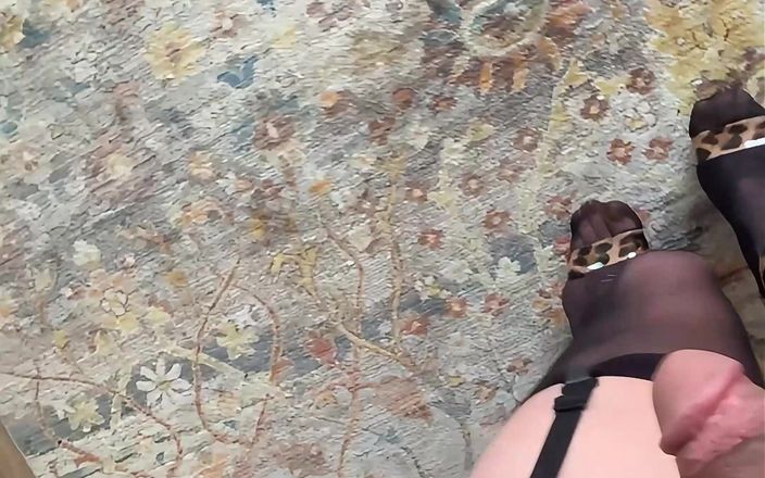 cd_aysemmm: Aku berkeliling dengan garter dan celana dalam tanpa celana dalam