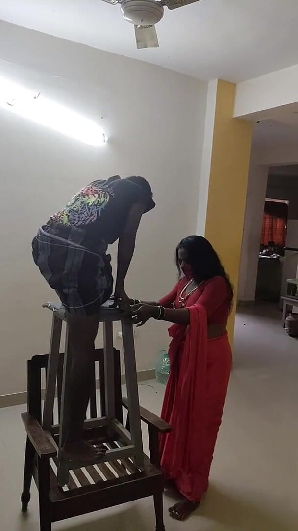 Thesana: Un réparateur de fan trompe une femme au foyer solitaire...