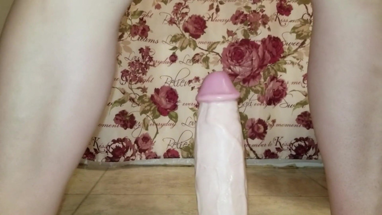 SexyNEBBW: Cewek semok ini lagi asik muasin memeknya pakai dildo ukuran...