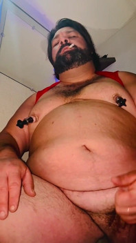 Il pene del patrigno grasso e le pompe per capezzoli