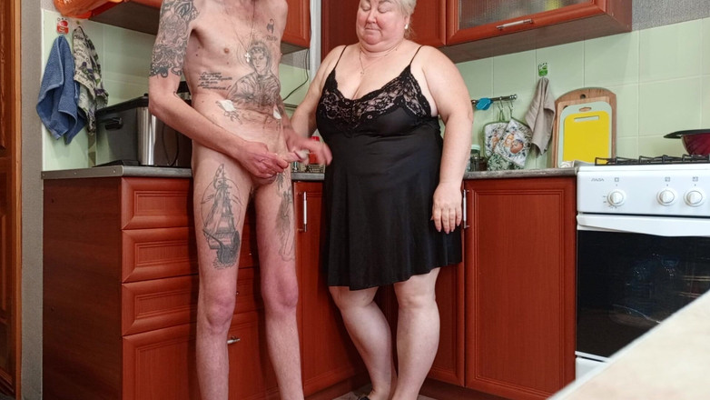 Zona901: Ik kwam naar de keuken en flitste mijn pik aan...