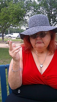 Sjuksköterska Vicki Röker i parken på en bänk helt utklädd